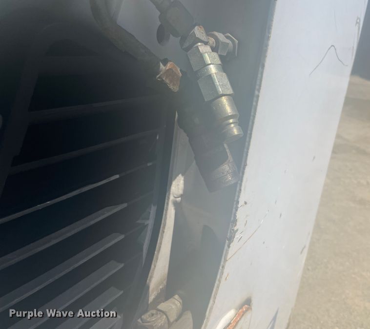 image for item IC9348 1996 Bobcat 753  skid steer loader