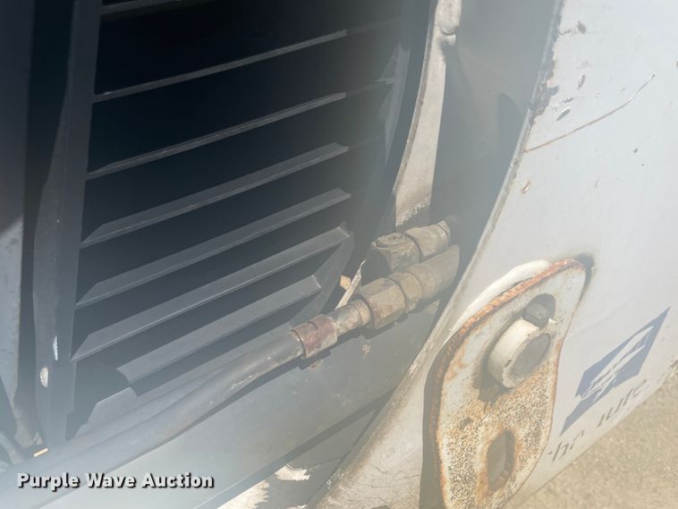 image for item IC9348 1996 Bobcat 753  skid steer loader