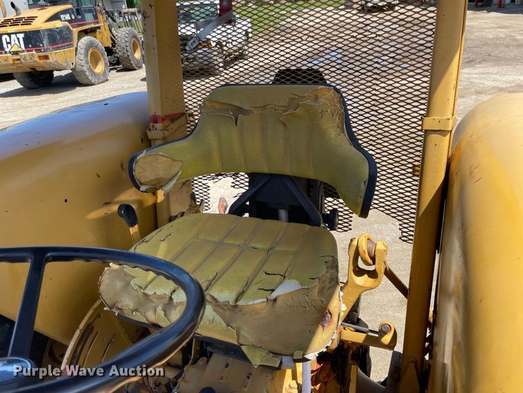 image for item IC9350 1984 John Deere 2150  tractor