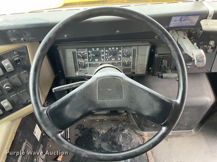 image for item IC9364 1999 International 3800  school bus