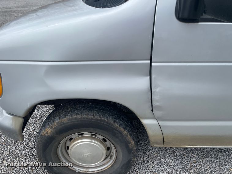 image for item IC9366 2001 Ford E150  van
