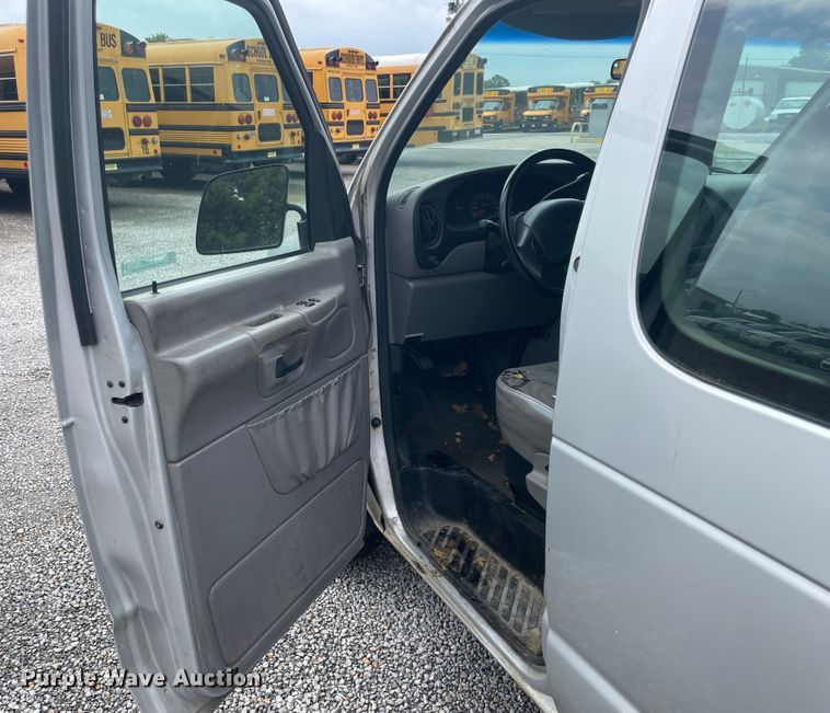 image for item IC9366 2001 Ford E150  van