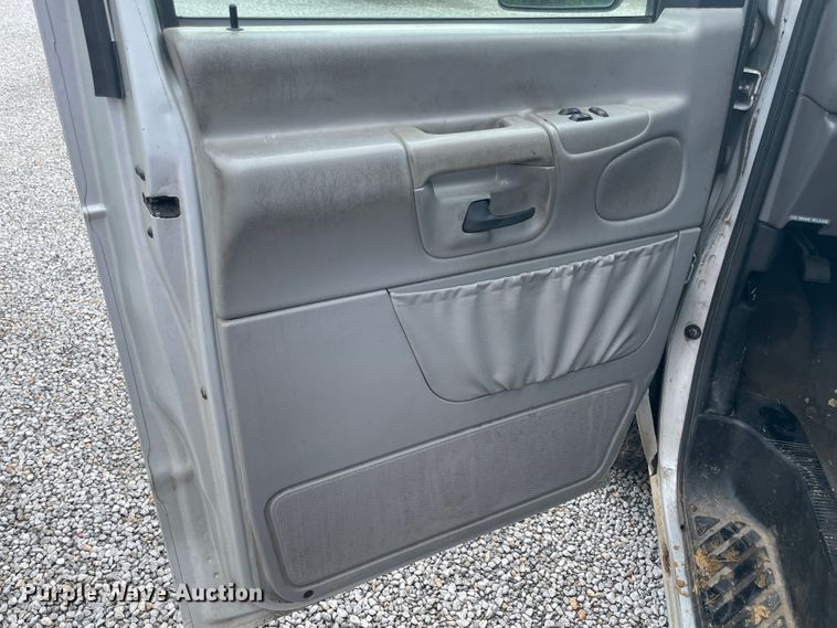 image for item IC9366 2001 Ford E150  van