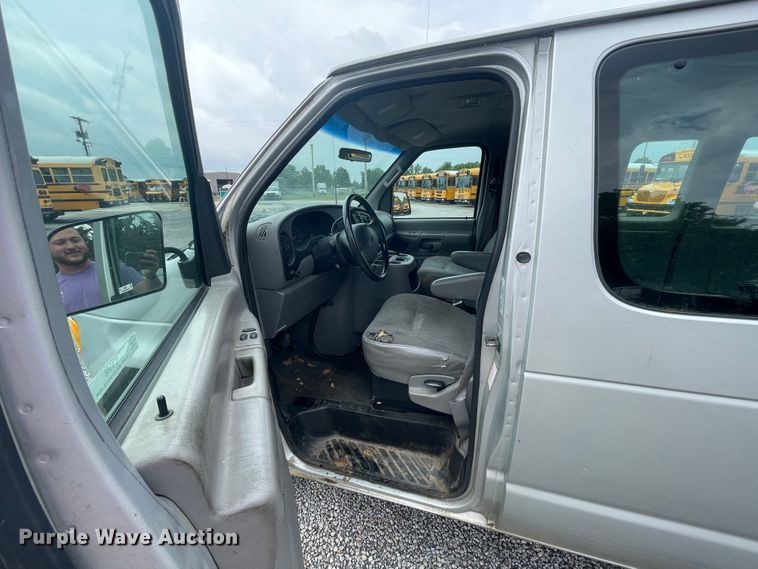 image for item IC9366 2001 Ford E150  van