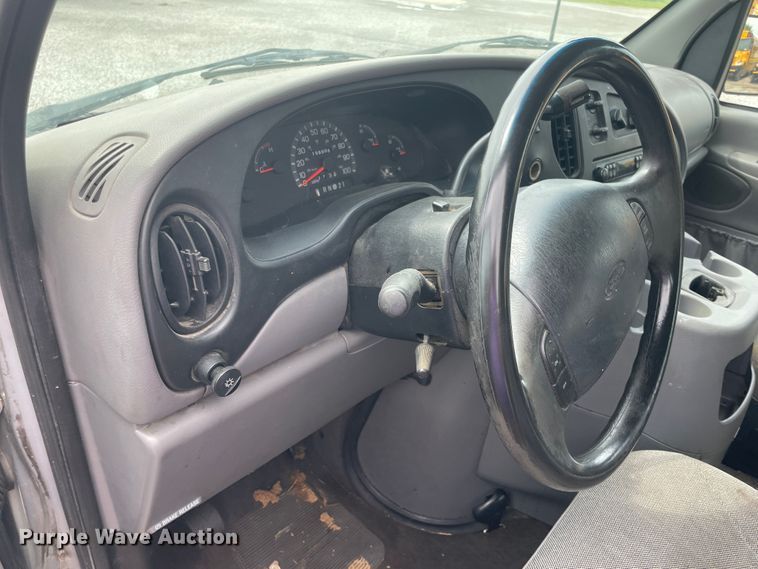 image for item IC9366 2001 Ford E150  van