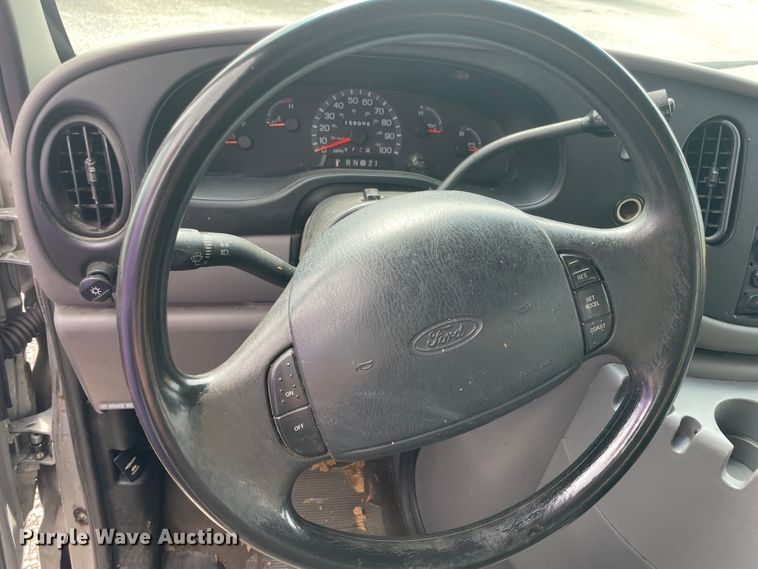 image for item IC9366 2001 Ford E150  van