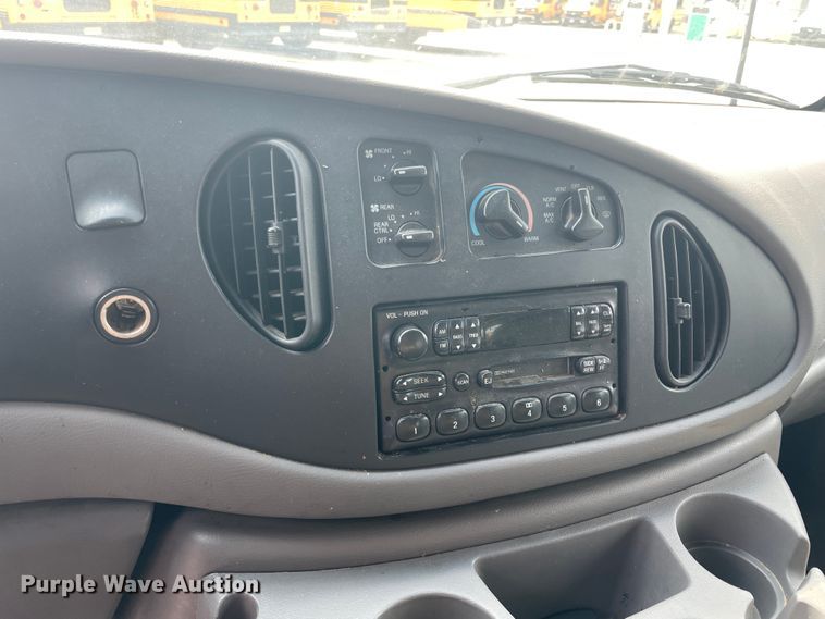 image for item IC9366 2001 Ford E150  van