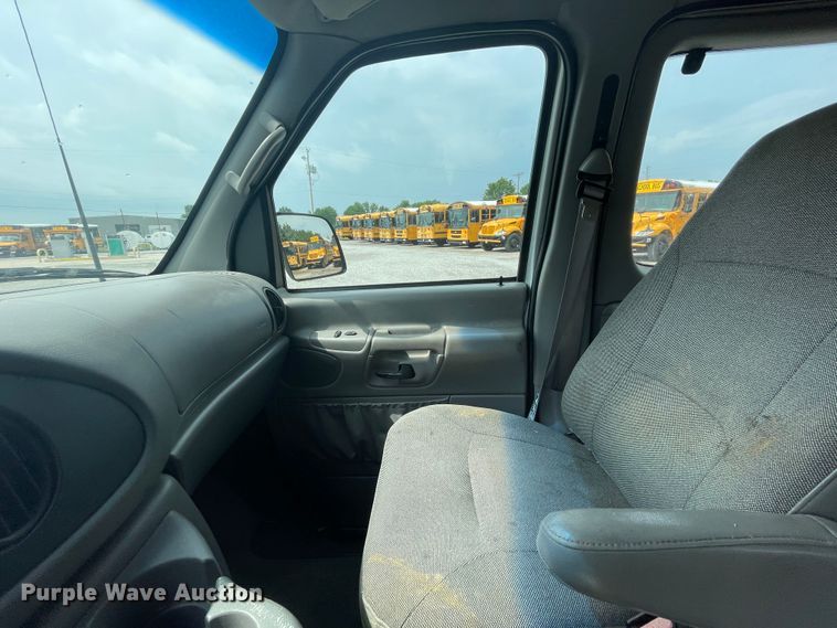 image for item IC9366 2001 Ford E150  van