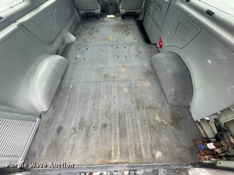 image for item IC9366 2001 Ford E150  van