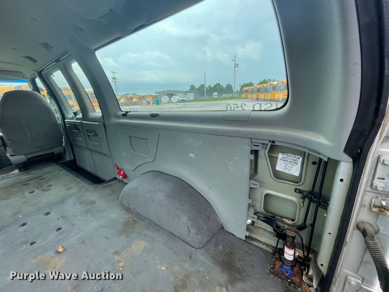 image for item IC9366 2001 Ford E150  van