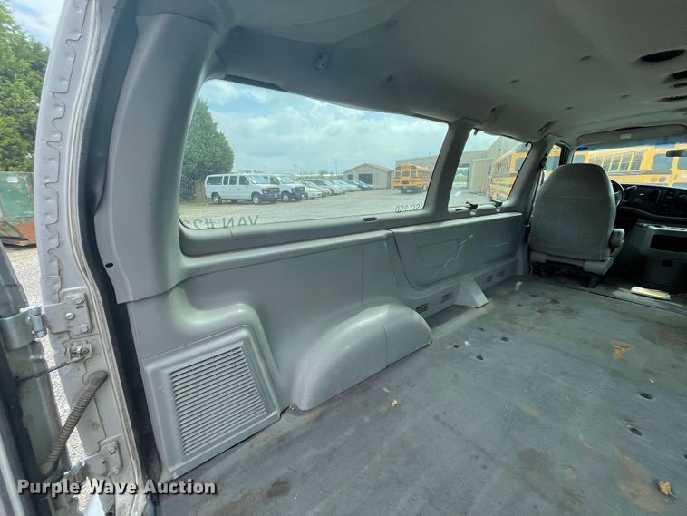 image for item IC9366 2001 Ford E150  van