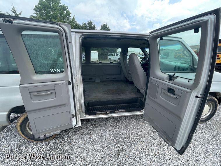 image for item IC9366 2001 Ford E150  van