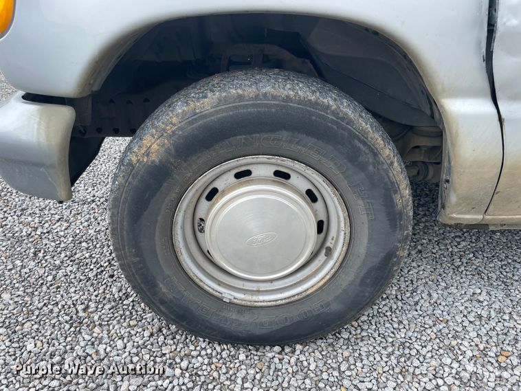 image for item IC9366 2001 Ford E150  van