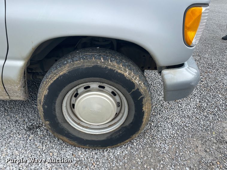 image for item IC9366 2001 Ford E150  van