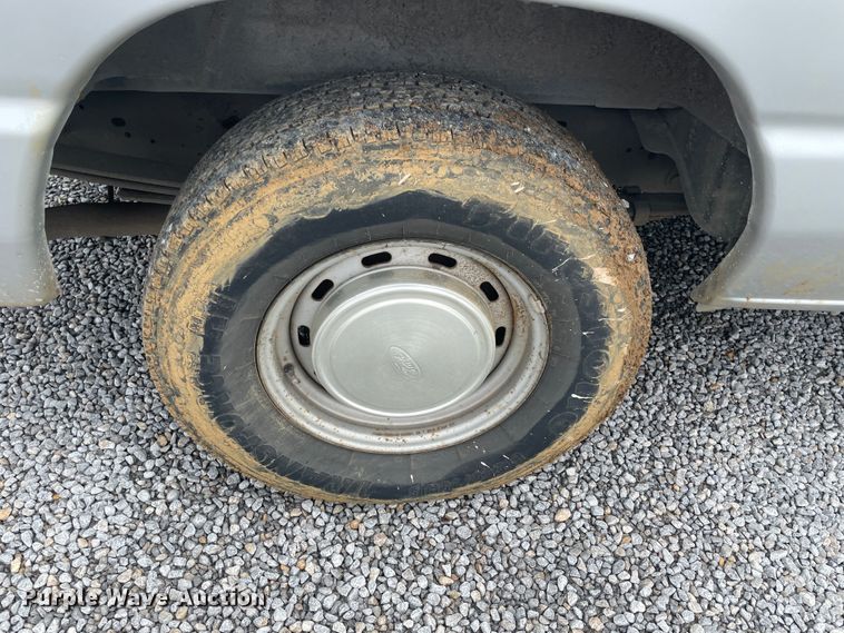 image for item IC9366 2001 Ford E150  van