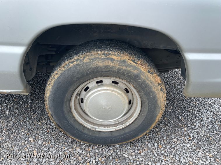 image for item IC9366 2001 Ford E150  van