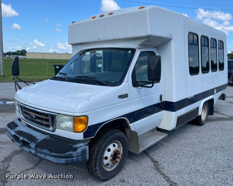 image for item IC9414 2004 Ford E350 Super Duty  shuttle bus