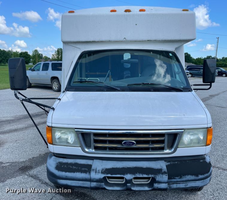 image for item IC9414 2004 Ford E350 Super Duty  shuttle bus