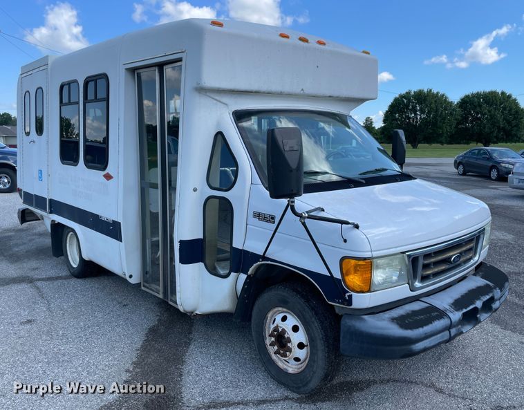 image for item IC9414 2004 Ford E350 Super Duty  shuttle bus