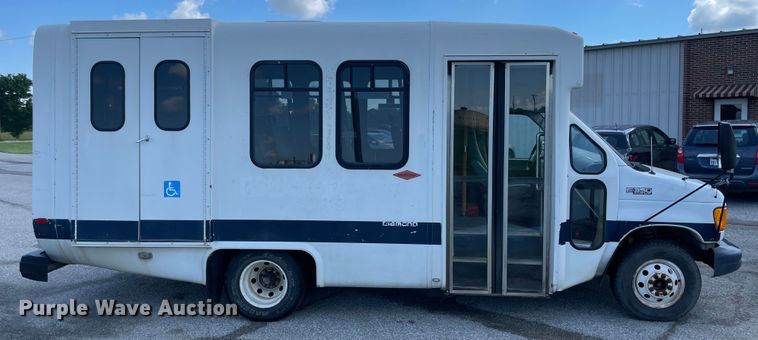 image for item IC9414 2004 Ford E350 Super Duty  shuttle bus
