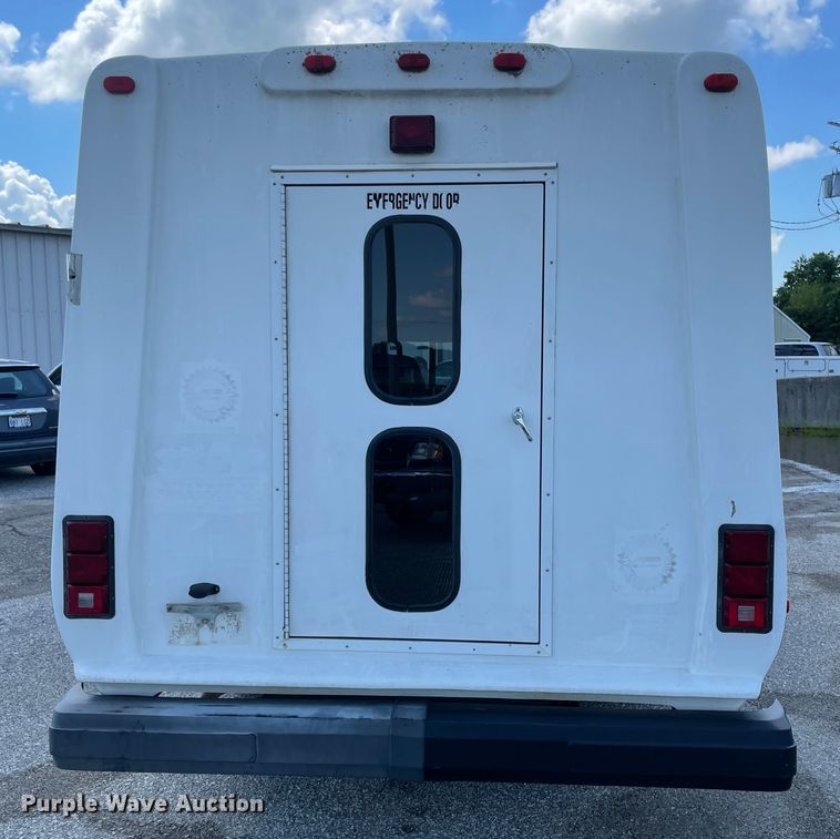 image for item IC9414 2004 Ford E350 Super Duty  shuttle bus