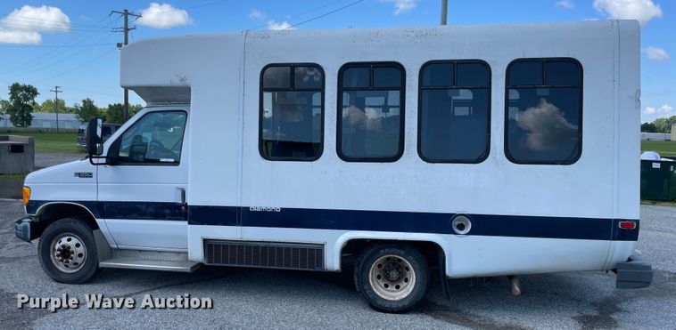 image for item IC9414 2004 Ford E350 Super Duty  shuttle bus