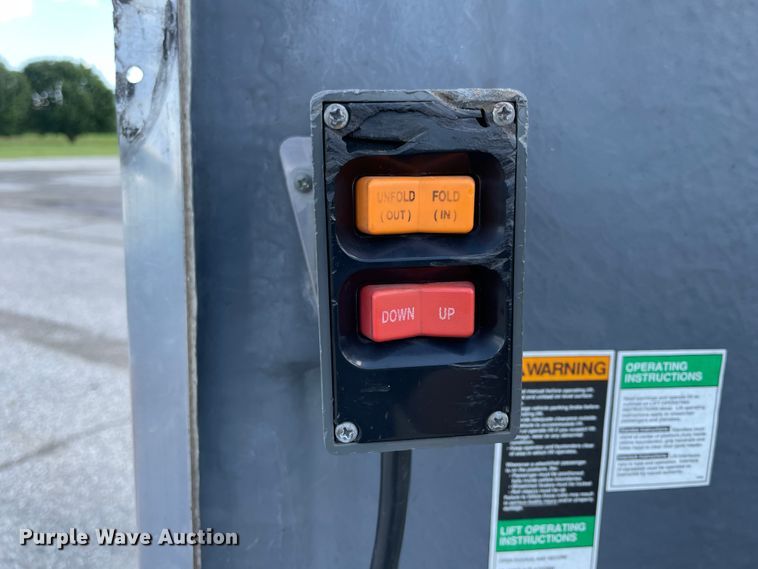 image for item IC9414 2004 Ford E350 Super Duty  shuttle bus