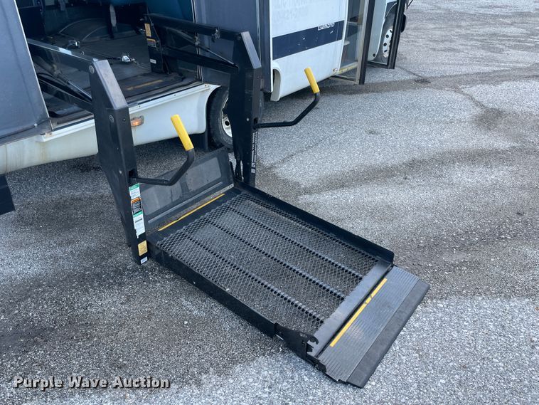 image for item IC9414 2004 Ford E350 Super Duty  shuttle bus