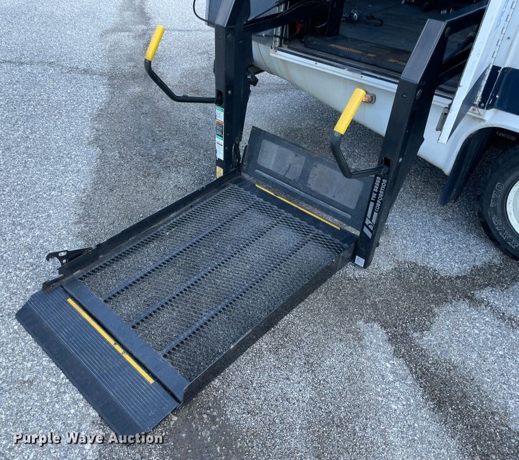 image for item IC9414 2004 Ford E350 Super Duty  shuttle bus