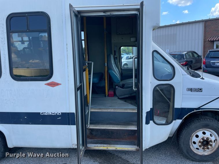 image for item IC9414 2004 Ford E350 Super Duty  shuttle bus