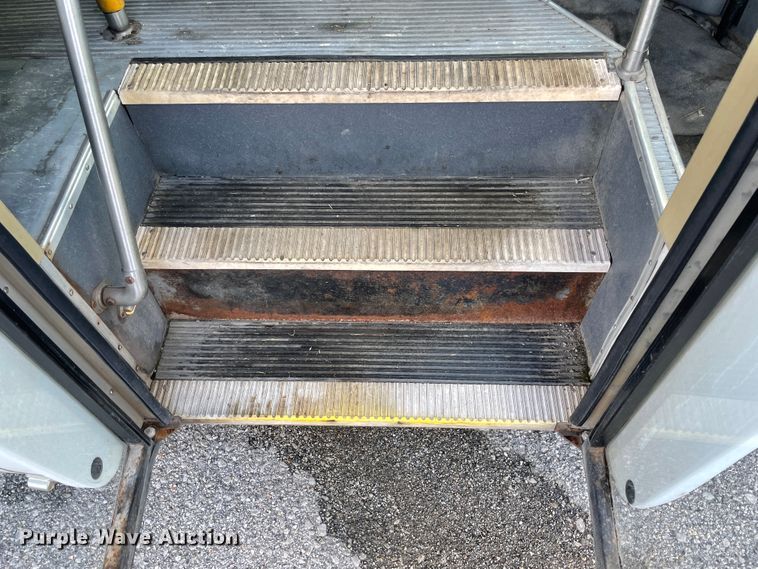 image for item IC9414 2004 Ford E350 Super Duty  shuttle bus