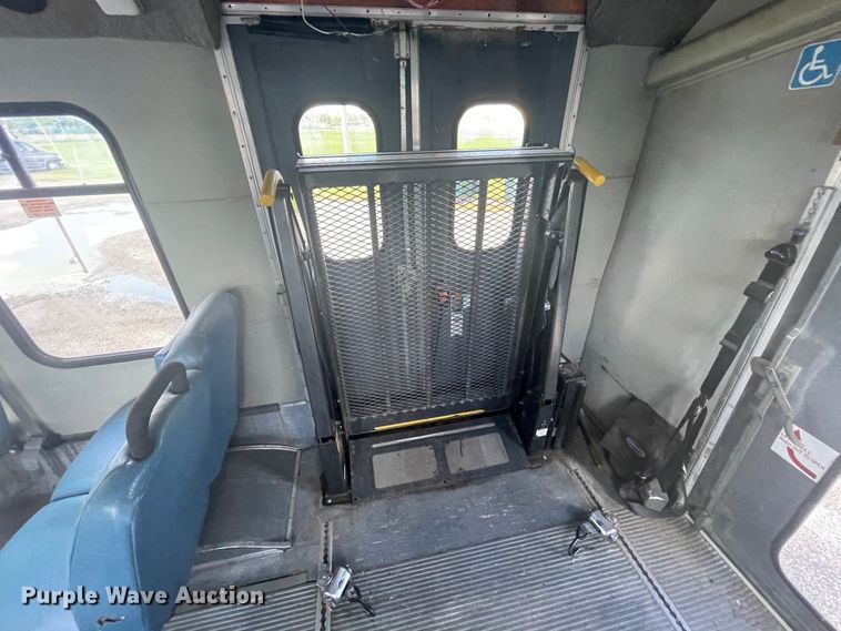 image for item IC9414 2004 Ford E350 Super Duty  shuttle bus