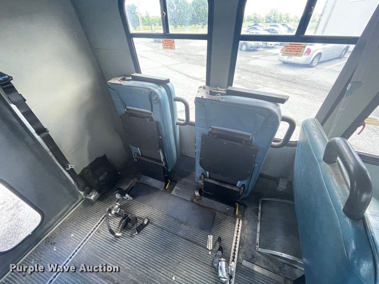 image for item IC9414 2004 Ford E350 Super Duty  shuttle bus