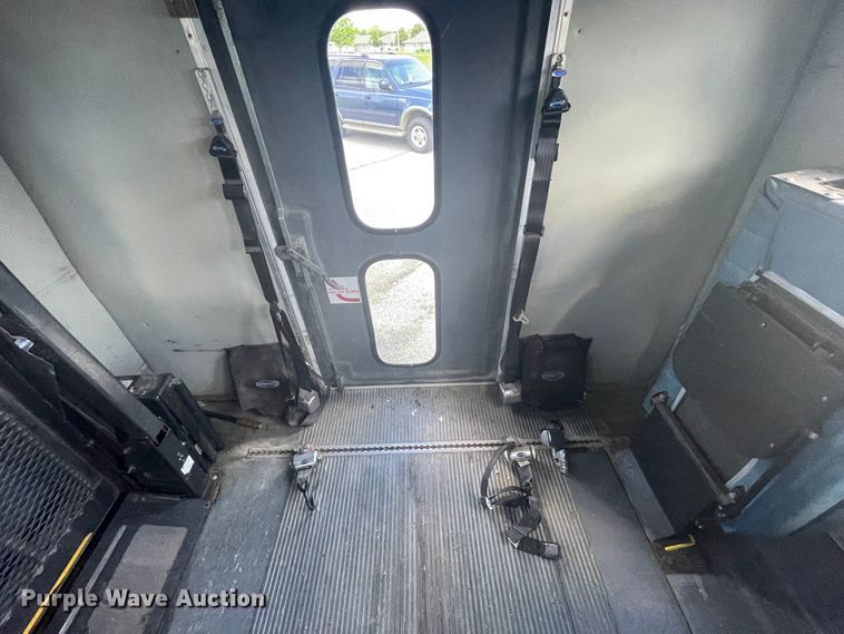 image for item IC9414 2004 Ford E350 Super Duty  shuttle bus