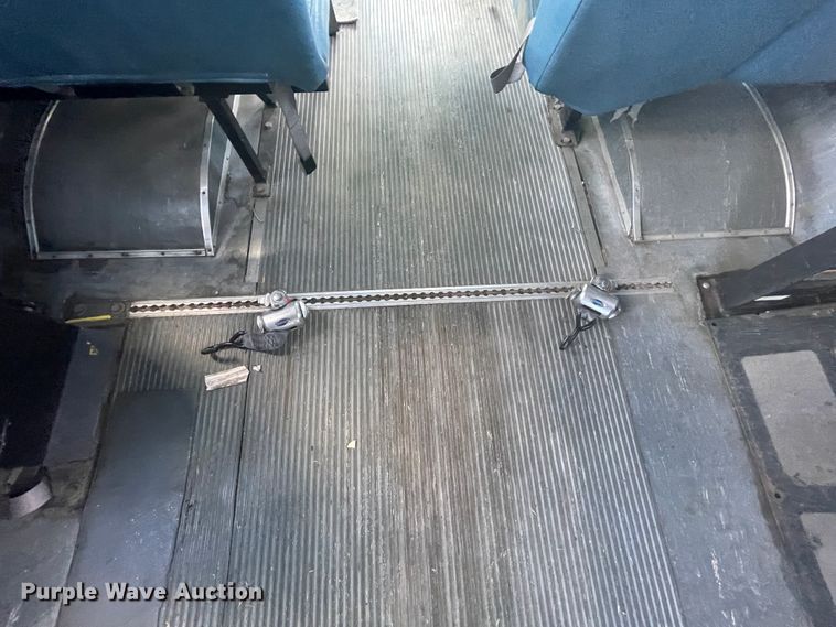 image for item IC9414 2004 Ford E350 Super Duty  shuttle bus