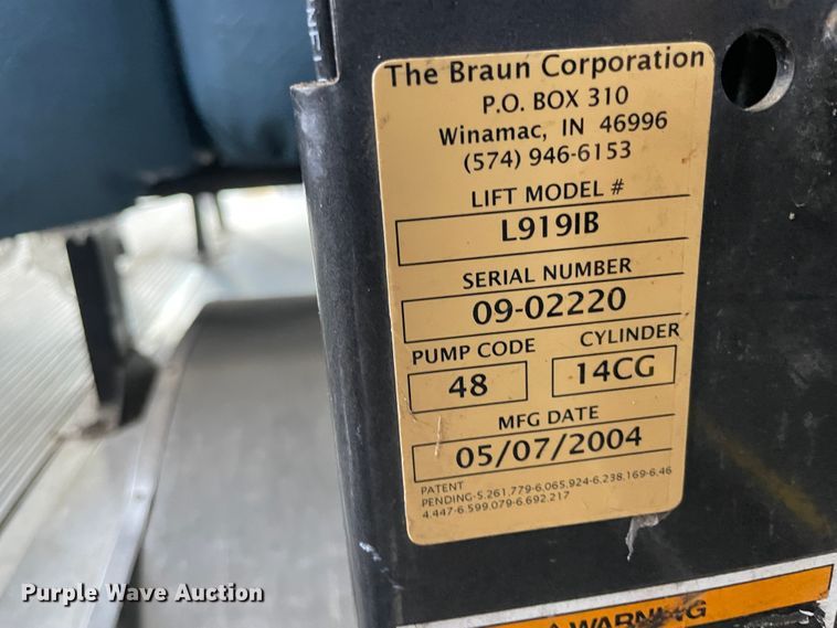 image for item IC9414 2004 Ford E350 Super Duty  shuttle bus