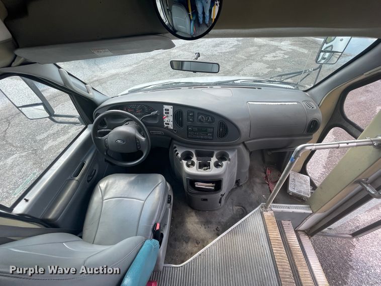 image for item IC9414 2004 Ford E350 Super Duty  shuttle bus