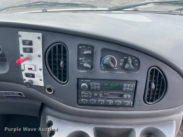 image for item IC9414 2004 Ford E350 Super Duty  shuttle bus