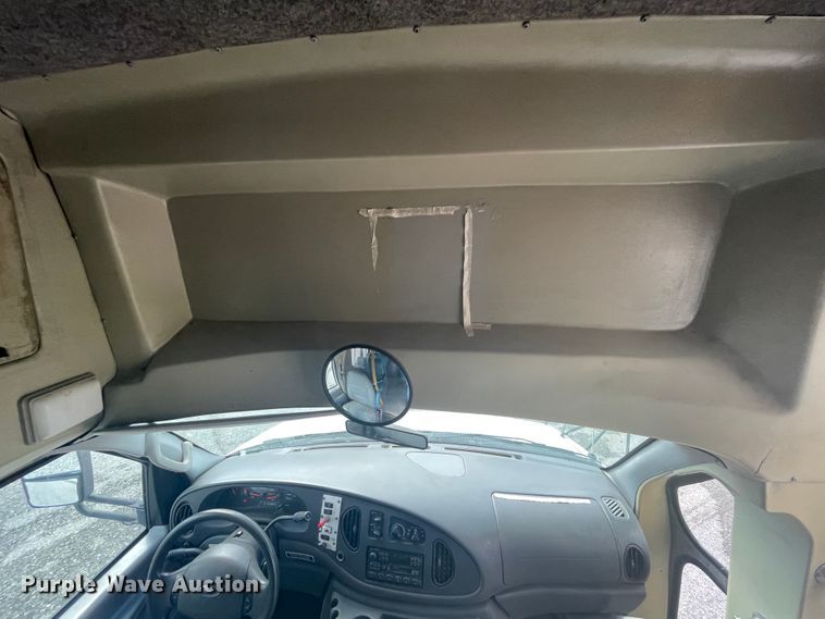 image for item IC9414 2004 Ford E350 Super Duty  shuttle bus