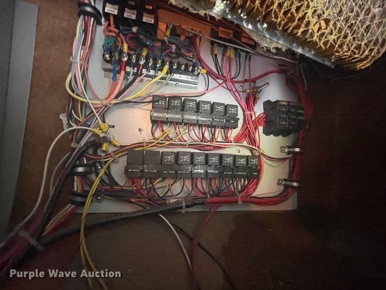 image for item IC9414 2004 Ford E350 Super Duty  shuttle bus