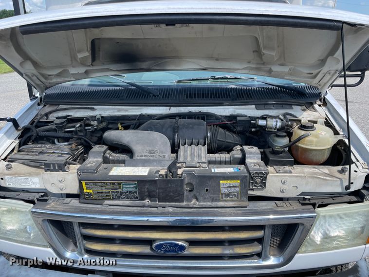 image for item IC9414 2004 Ford E350 Super Duty  shuttle bus