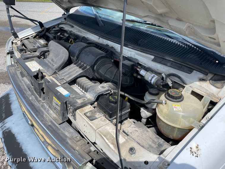 image for item IC9414 2004 Ford E350 Super Duty  shuttle bus