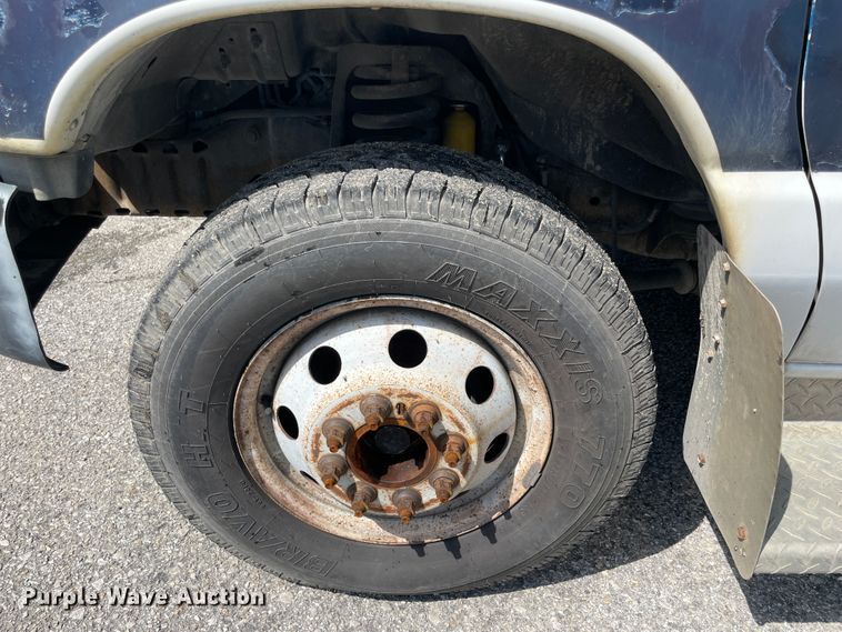 image for item IC9414 2004 Ford E350 Super Duty  shuttle bus