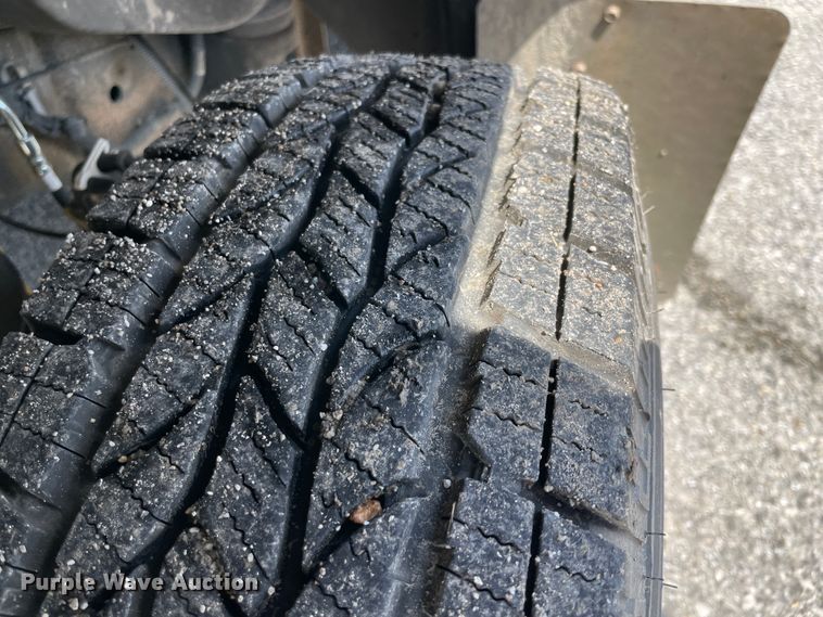 image for item IC9414 2004 Ford E350 Super Duty  shuttle bus