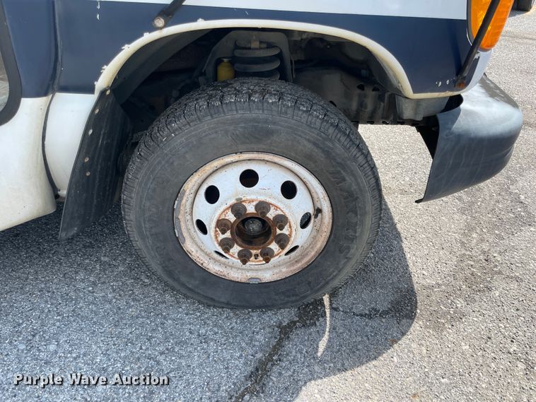 image for item IC9414 2004 Ford E350 Super Duty  shuttle bus