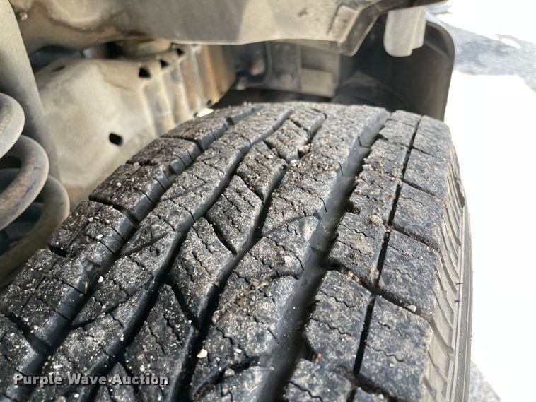 image for item IC9414 2004 Ford E350 Super Duty  shuttle bus