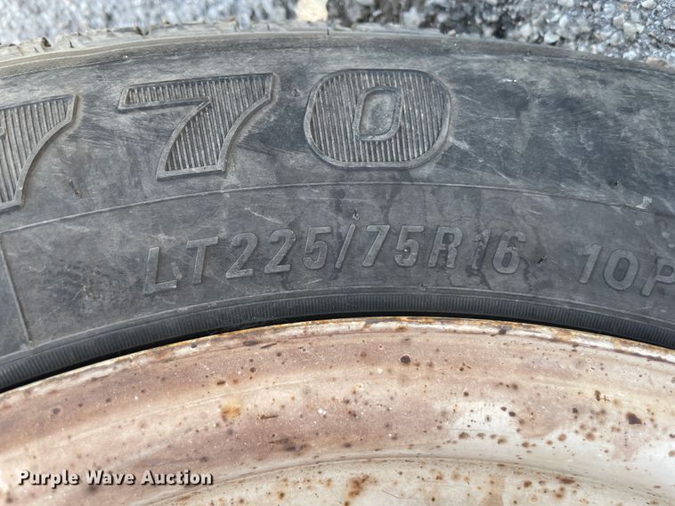 image for item IC9414 2004 Ford E350 Super Duty  shuttle bus