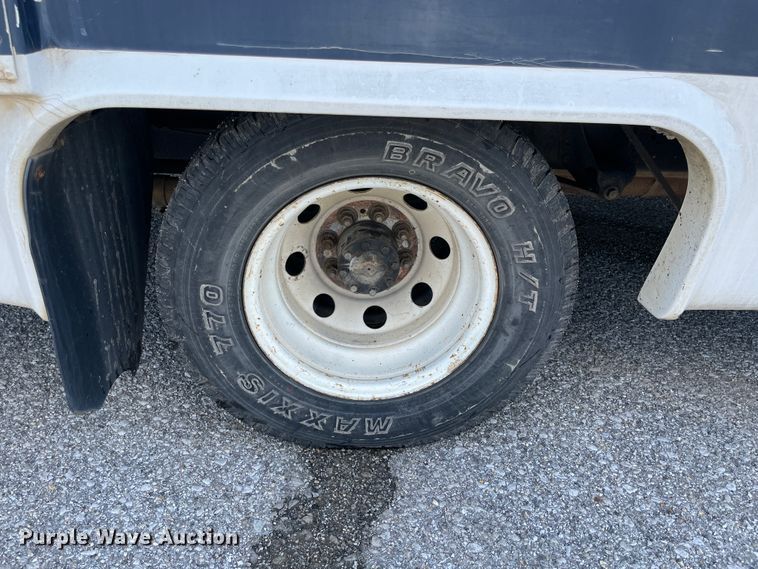 image for item IC9414 2004 Ford E350 Super Duty  shuttle bus