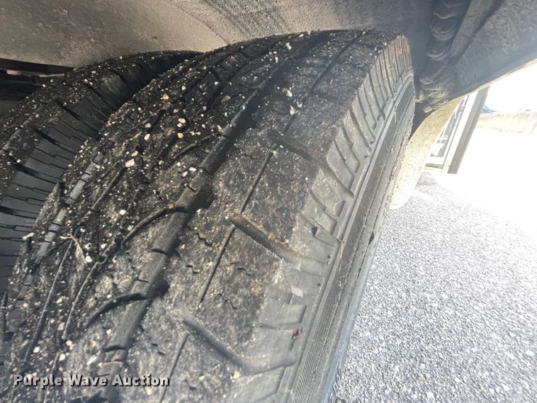 image for item IC9414 2004 Ford E350 Super Duty  shuttle bus