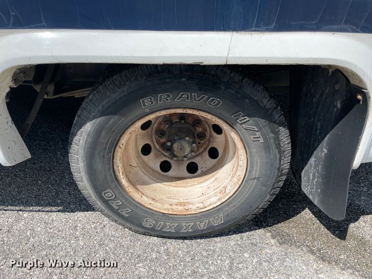 image for item IC9414 2004 Ford E350 Super Duty  shuttle bus